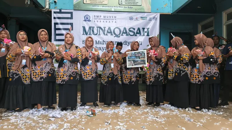 Peringati Hari Guru, Siswa SMP Muhammadiyah 11 Surabaya Beri Kejutan!