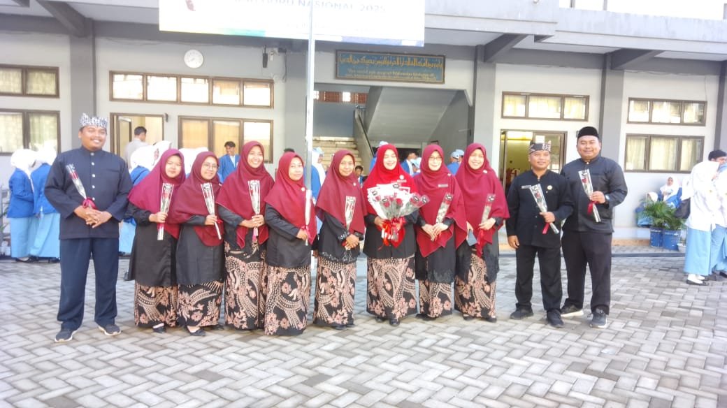 Linangan Air Mata Haru Guru SMA Muha Genteng Warnai HGN 2025