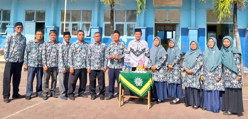 Dirigen Upacara Hari Guru Nasional MIM 08 Kandangsemangkon Mendapat Bouquet