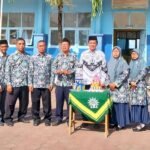 Dirigen Upacara Hari Guru Nasional MIM 08 Kandangsemangkon Mendapat Bouquet