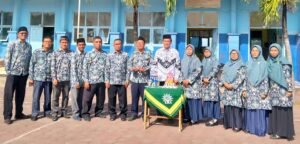 Dirigen Upacara Hari Guru Nasional MIM 08 Kandangsemangkon Mendapat Bouquet