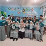 Siswa MI Muhammadiyah 06 Brondong Sambut Hangat Wali Kelas di Hari Guru