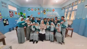 Siswa MI Muhammadiyah 06 Brondong Sambut Hangat Wali Kelas di Hari Guru