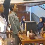 Guest Teacher Smamita dari AS Kunjungi Tugu Pahlawan, Pelajari Sejarah Perjuangan 10 November di Surabaya