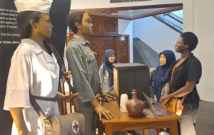 Guest Teacher Smamita dari AS Kunjungi Tugu Pahlawan, Pelajari Sejarah Perjuangan 10 November di Surabaya