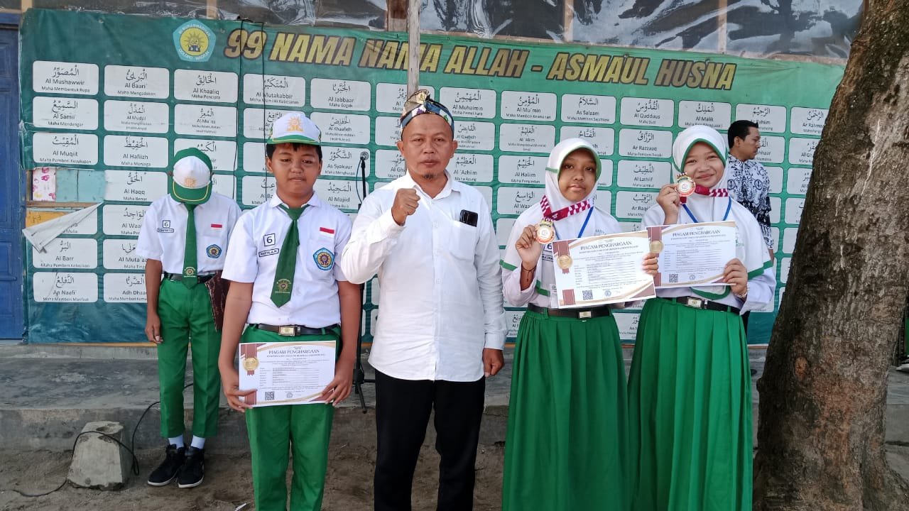 Tiga Medali Prestisius Persembahan Siswa MI Muhammadiyah Dolopo pada Hari Guru Nasional 2025
