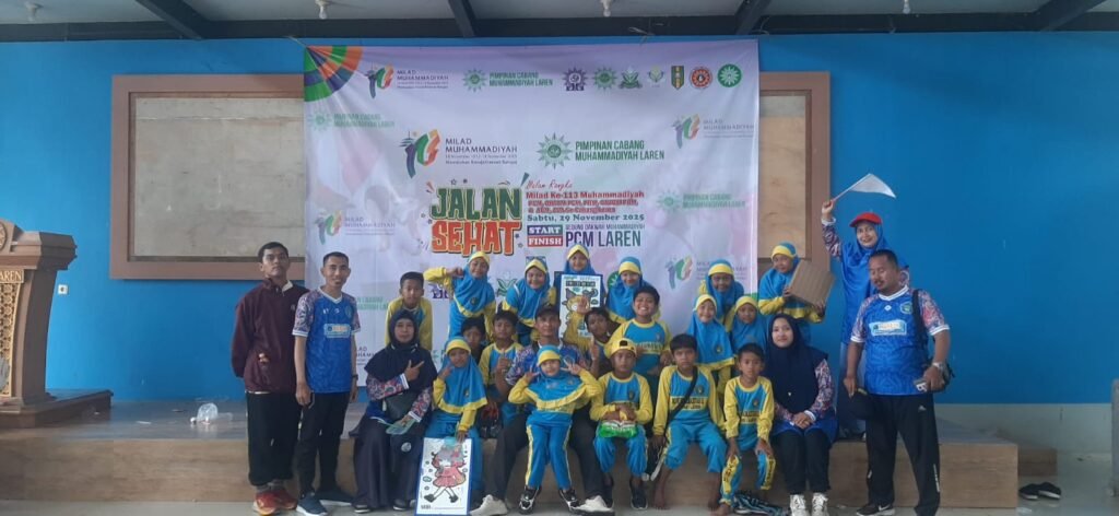 MI Muhammadiyah 11 Jabung Meriahkan Jalan Sehat Milad ke-113 Muhammadiyah di Laren