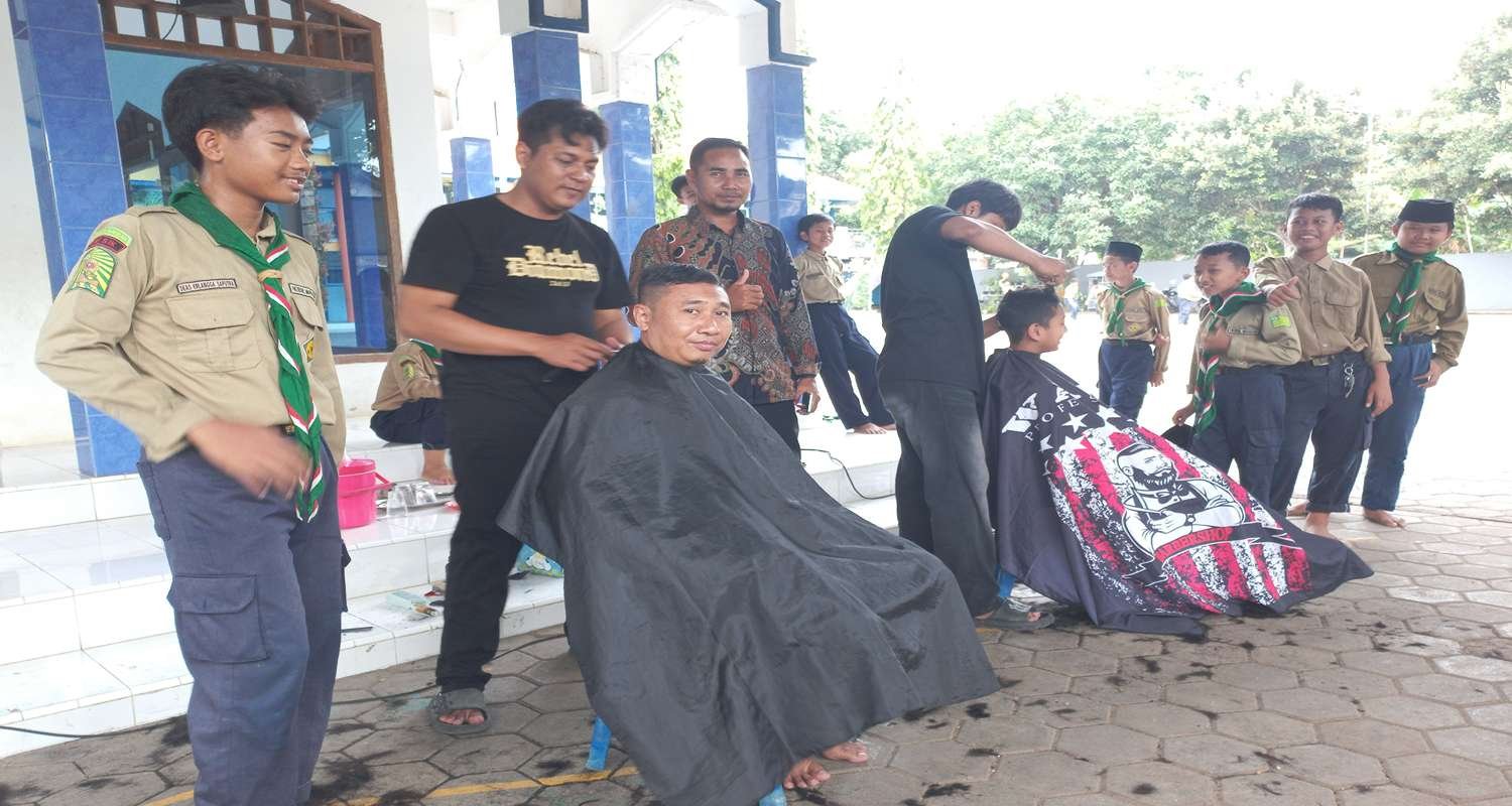Bangun Kedisiplinan, MTs Mudahlan Hadirkan Barbershop Profesional untuk Siswa