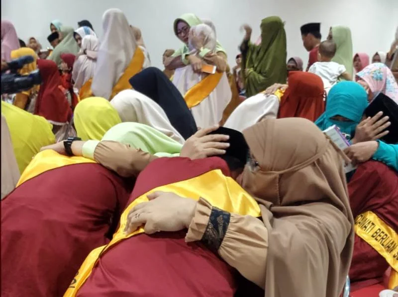 Saat Wisuda Berakhir Beginilah yang Terjadi Antara Anak dan Orangtua