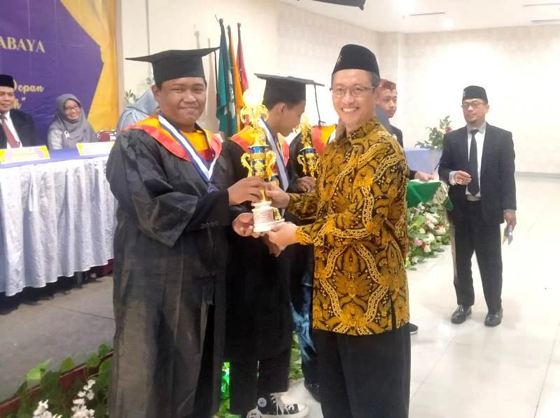 Tiga Siswa Berprestasi SMP Muven Raih Penghargaan
