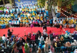 Di Acara Wisuda, Para Lulusan dan Guru Bermain Musik Sak Unine