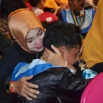 Wisudawan Ini Memainkan Biola Sambil Kirab Menuju Panggung