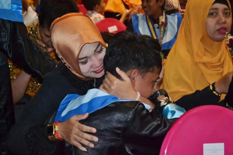 Wisudawan Ini Memainkan Biola Sambil Kirab Menuju Panggung