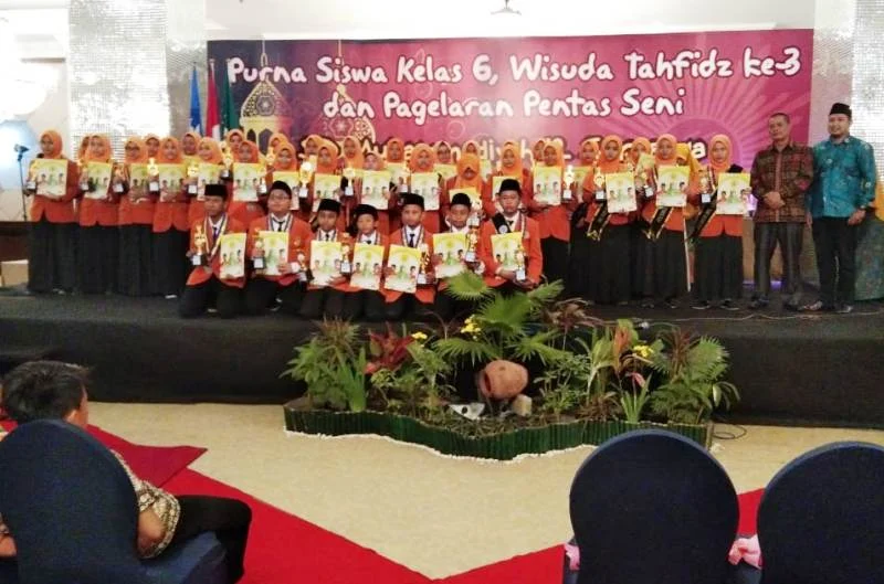 Ini Wisuda Komplet, Raih Nilai Terbaik dan Hafal Alquran