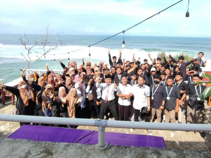 Wisuda di Pantai, Begini Sensasinya