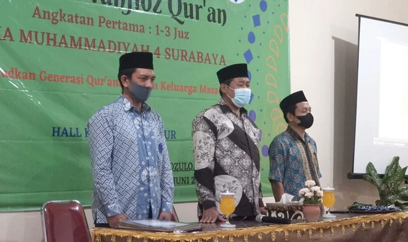 Smamiv Surabaya Gelar Wisuda Tahfidh Angkatan Pertama