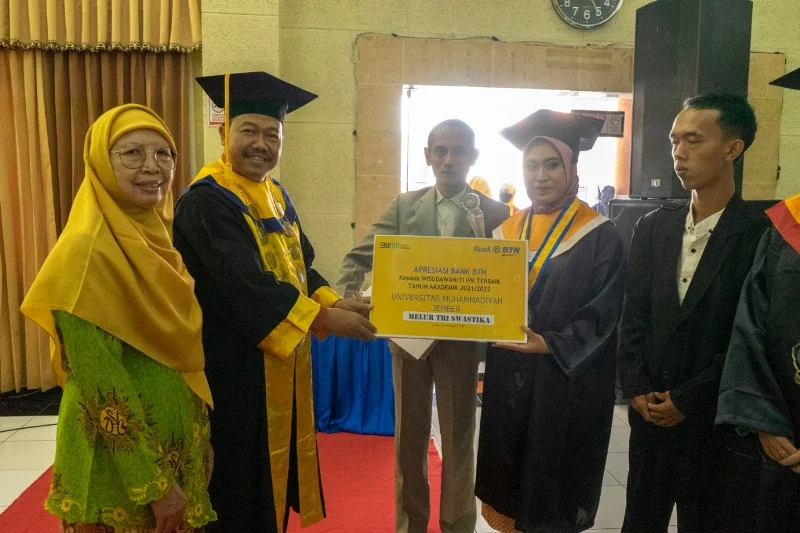 Wisuda Unmuh Jember, Inilah Lulusan dengan IPK 4,00