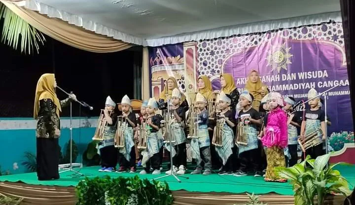 Permainan Angklung Meriahkan Wisuda Perguruan Muhammadiyah Cangaan