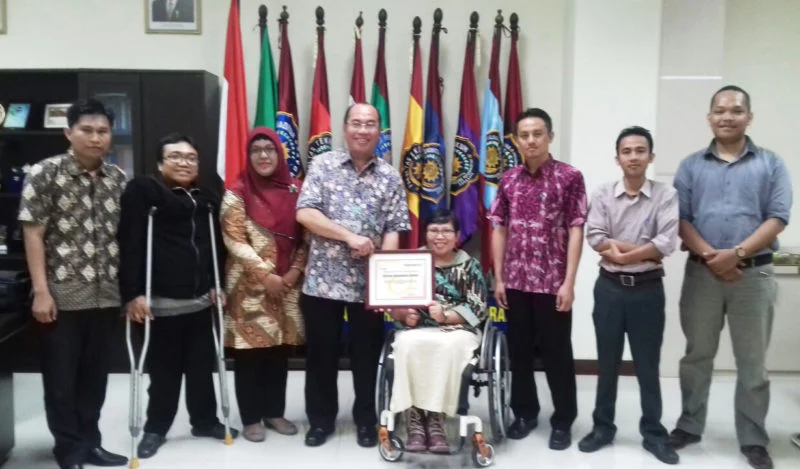 Berkat Program Difabel Berdaya, UMSurabaya Raih Penghargaan dari NGO D-Care