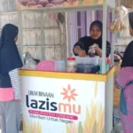 Di Sela Berjualan Pentol Cilok, Wanita Ini Mengajari Anak-Anak Desa Membaca dan Mengaji