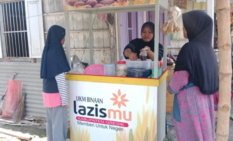 Di Sela Berjualan Pentol Cilok, Wanita Ini Mengajari Anak-Anak Desa Membaca dan Mengaji