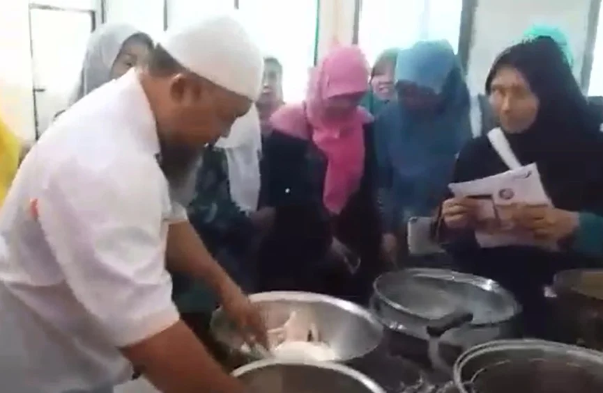 Lho koq Bisa, Direktur Lazismu Beri Pelatihan Bikin Fried Chicken pada Ibu-Ibu?