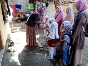 Anak-Anak Ini Blusukan ke Kampung Menyerahkan Zakat