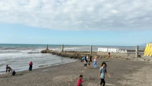 Menikmati Keindahan Pantai Utama Raya Situbondo