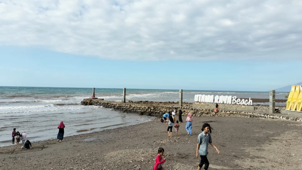 Menikmati Keindahan Pantai Utama Raya Situbondo