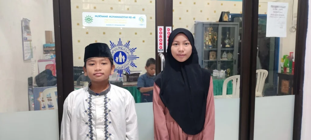 Dua Santri Asuh Pantimu Gersikan Lulus SD dengan Prestasi dan Haru