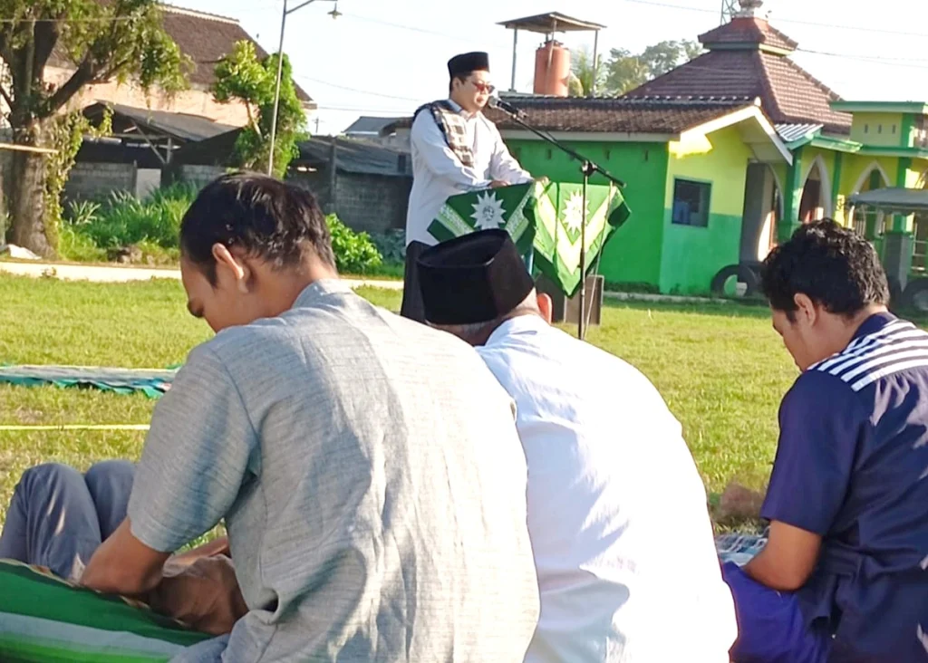 Ratusan Warga Padati Lapangan Gelora Jatinom Milenial Blitar untuk Shalat Idul Adha