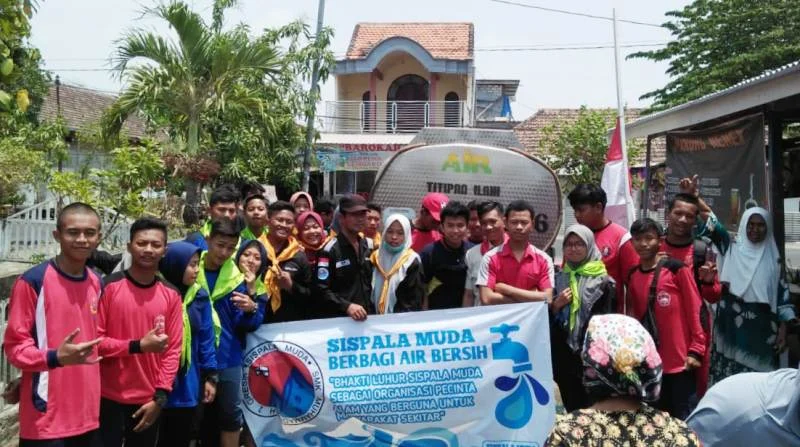 Musim Kering, Sispala Muda Bagikan Air ke Warga Sekitar Sekolah