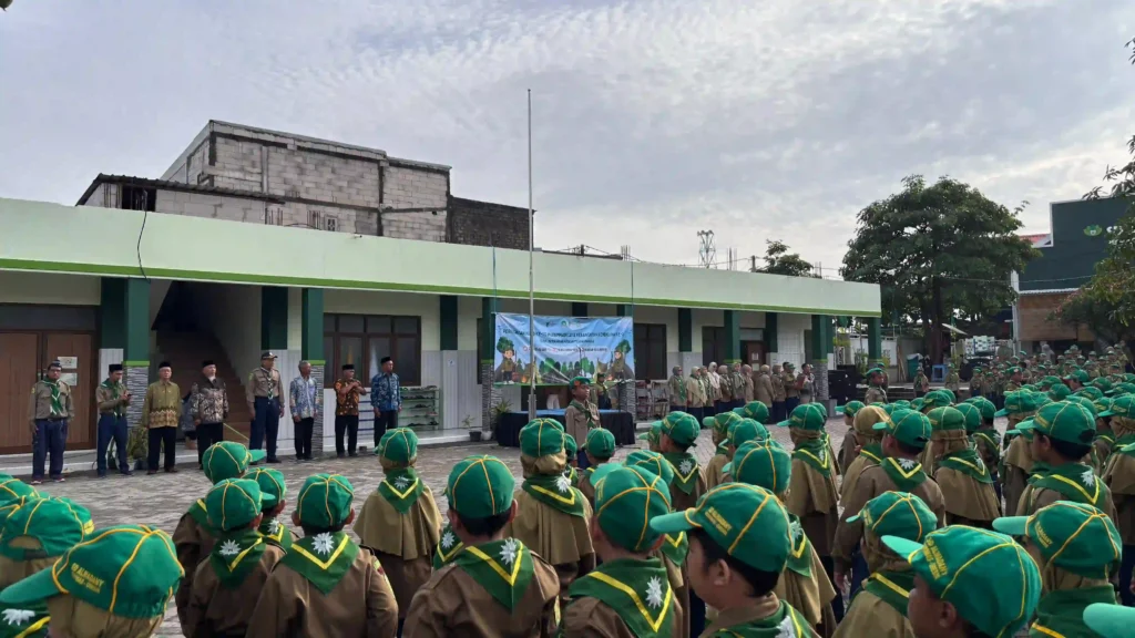 Upacara Milad ke-113 Muhammadiyah di SD Almadany Kebomas