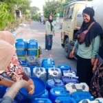 Aisyiyah Sukorejo Kirim Air Bersih 10 Truk Tangki ke Desa Kekeringan