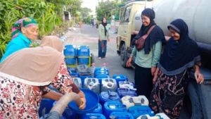 Aisyiyah Sukorejo Kirim Air Bersih 10 Truk Tangki ke Desa Kekeringan