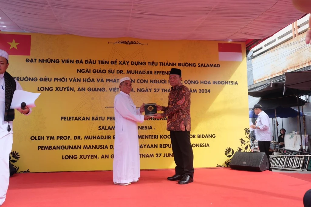 Menko PMK Letakkan Batu Pertama Pembangunan Masjid Salamad Indonesia di Vietnam 
