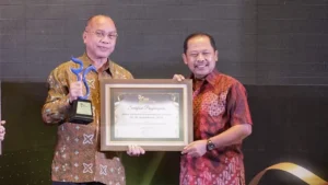 Rektor UM Surabaya Raih Penghargaan Top Leader Manajemen dan Pengembangan Pendidikan