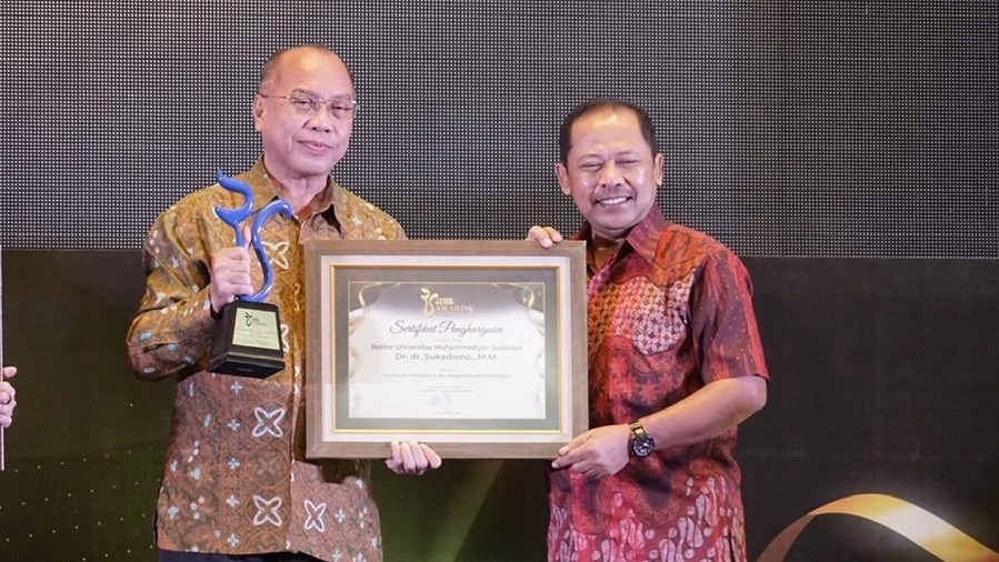 Rektor UM Surabaya Raih Penghargaan Top Leader Manajemen dan Pengembangan Pendidikan