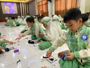 Siswa SD Muhammadiyah Manyar Olah Kain Perca Jadi Media Pembelajaran
