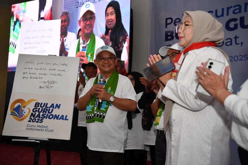 Bulan Guru Nasional, Kemendikdasmen Naikkan Insentif dan Siapkan Beasiswa bagi 150 Ribu Guru