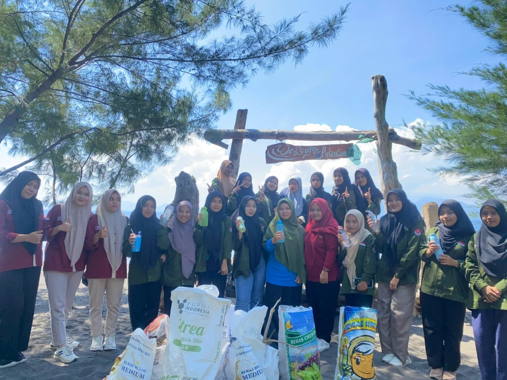 Prodi PPKn dan Himaprodi FKIP Universitas PGRI Banyuwangi Gelar Aksi dan Edukasi Lingkungan Sehat