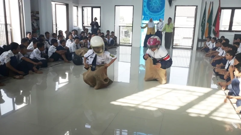 Berlatih Sportif dalam Keseruan Lomba Balap Karung di Sekolah Ini