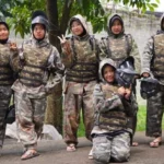 Outdoor Learning Seru: Siswi Smamda Sidoarjo Tunjukkan Keberanian dan Kekompakan dalam Permainan Point Ball