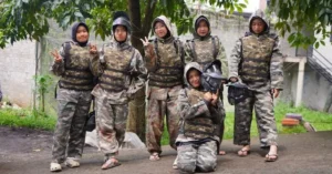 Outdoor Learning Seru: Siswi Smamda Sidoarjo Tunjukkan Keberanian dan Kekompakan dalam Permainan Point Ball