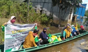 Aisyiyah Kalbar Bagi Sembako ke Korban Banjir Sanggau