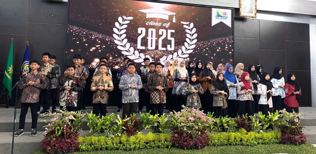 Harmoni Batik Nusantara Warnai Pelepasan Siswa SD Muri Gresik