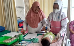 Begini Pengalaman Mahasiswa UMMAD Ikuti Praktik Pemeriksaan Bayi