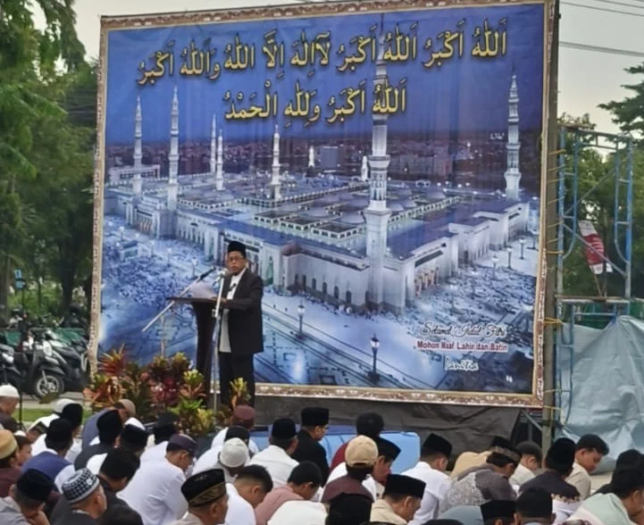 Sholat Idul Fitri Kembali Digelar di Stadion Surajaya Lamongan, Antusiasme Jamaah Membludak