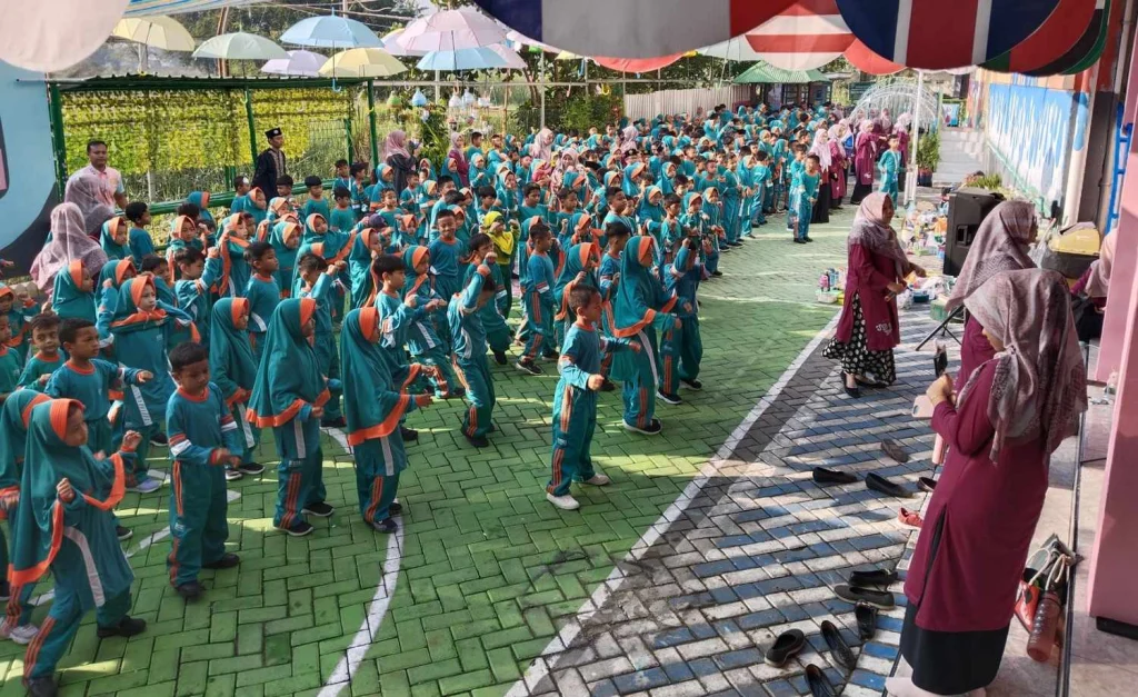 Jumat Sehat Ceria, SD Muhammadiyah 1 Driyorejo Tutup Pekan Pertama MPLS