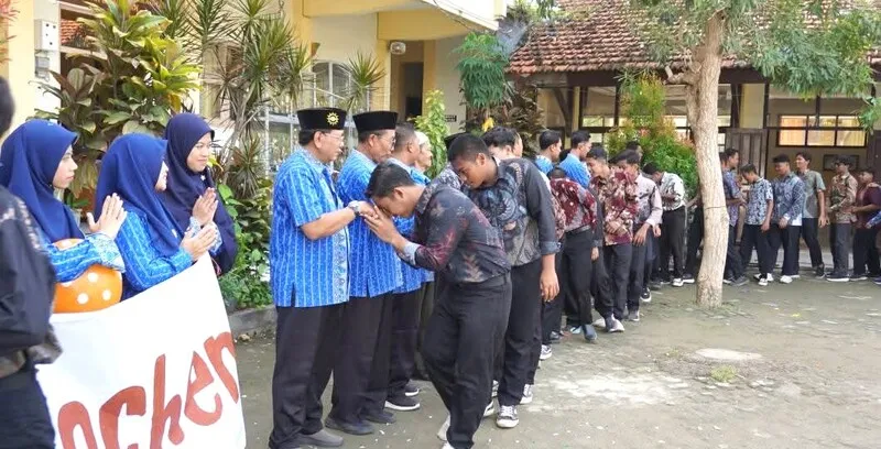 Mamsaka Peringati Hari Guru Nasional 2025 dengan Kompak Berbatik